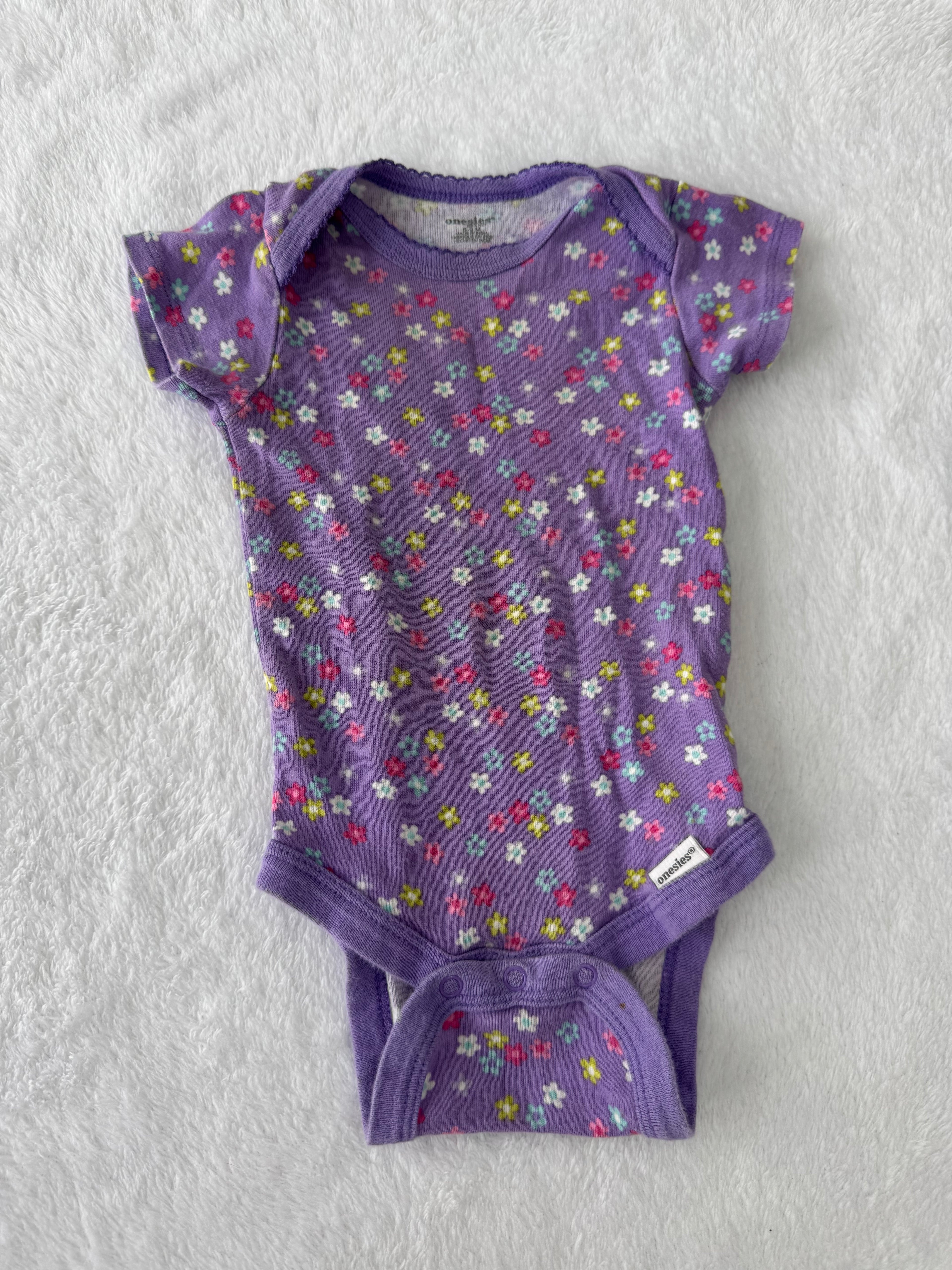 Onesies brand 6-9 mois *fait petit, un peu mousseux
