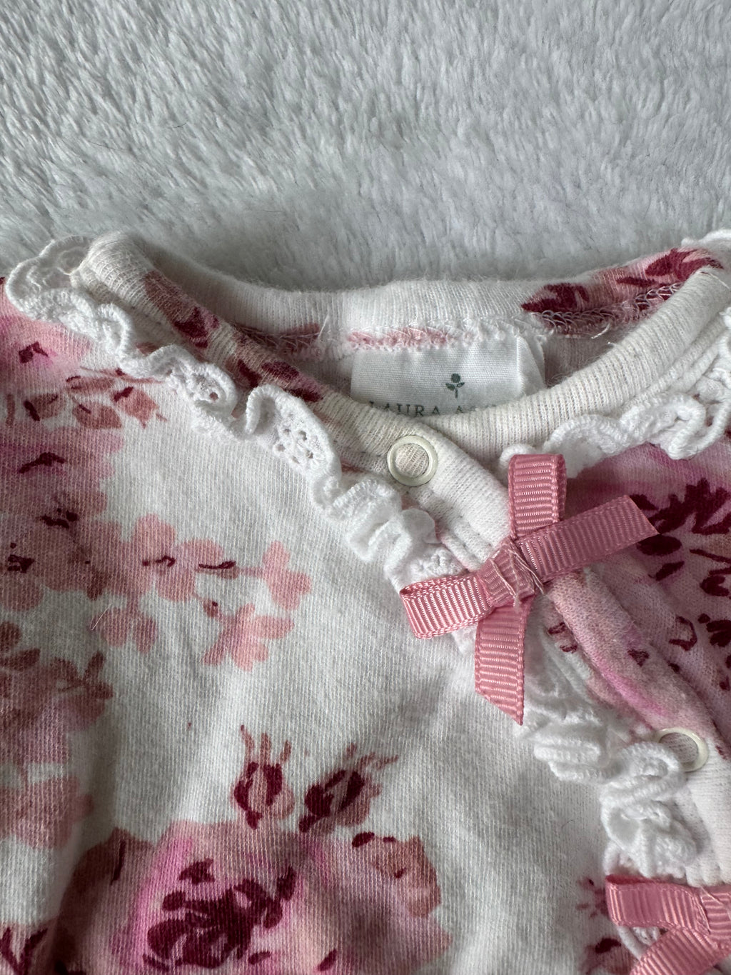 Laura Ashley baby 6-9 mois *petite tache, un peu mousseux