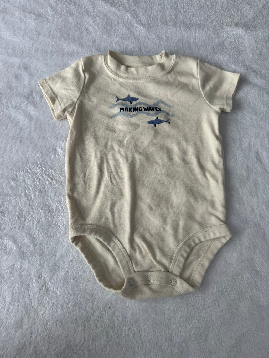 Carters 6-9 mois *petite tache, mousseux