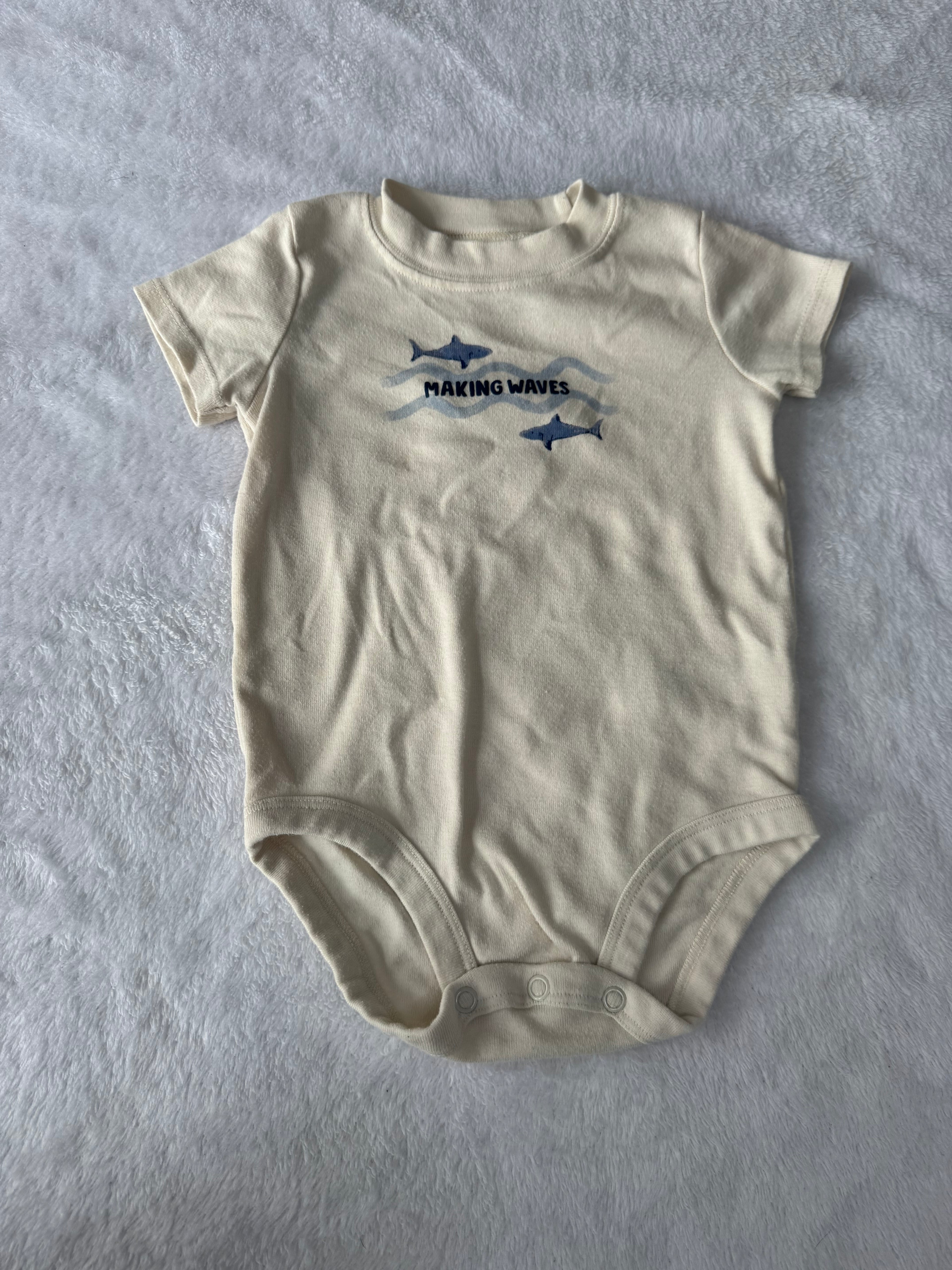 Carters 6-9 mois *petite tache, mousseux