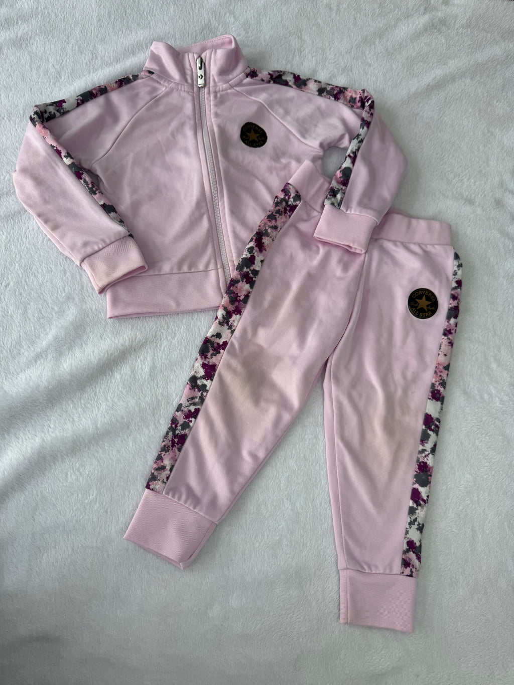 Converse 2 ans *petite tache sur veste + pantalons brunis aux genoux