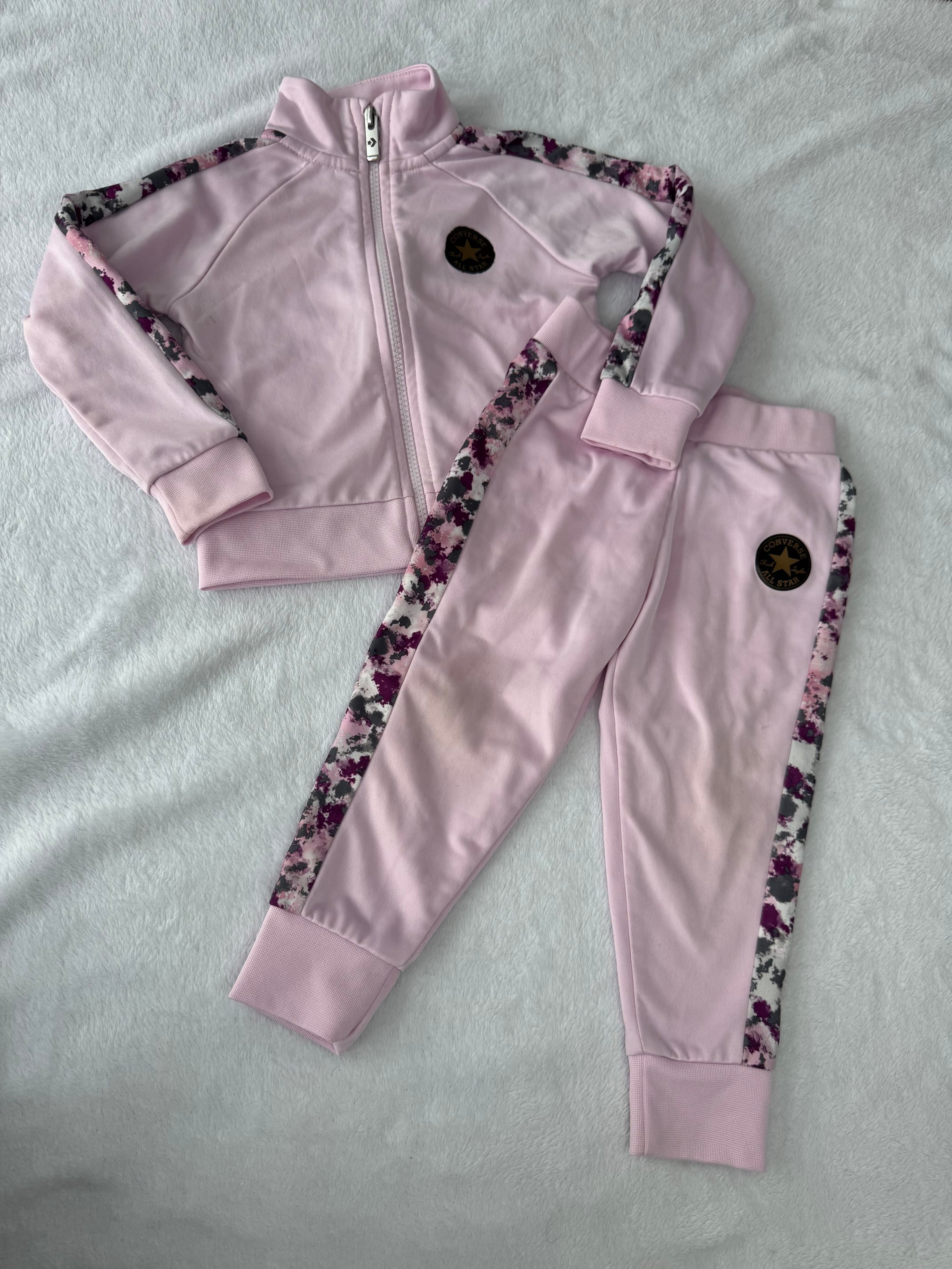 Converse 2 ans *petite tache sur veste + pantalons brunis aux genoux