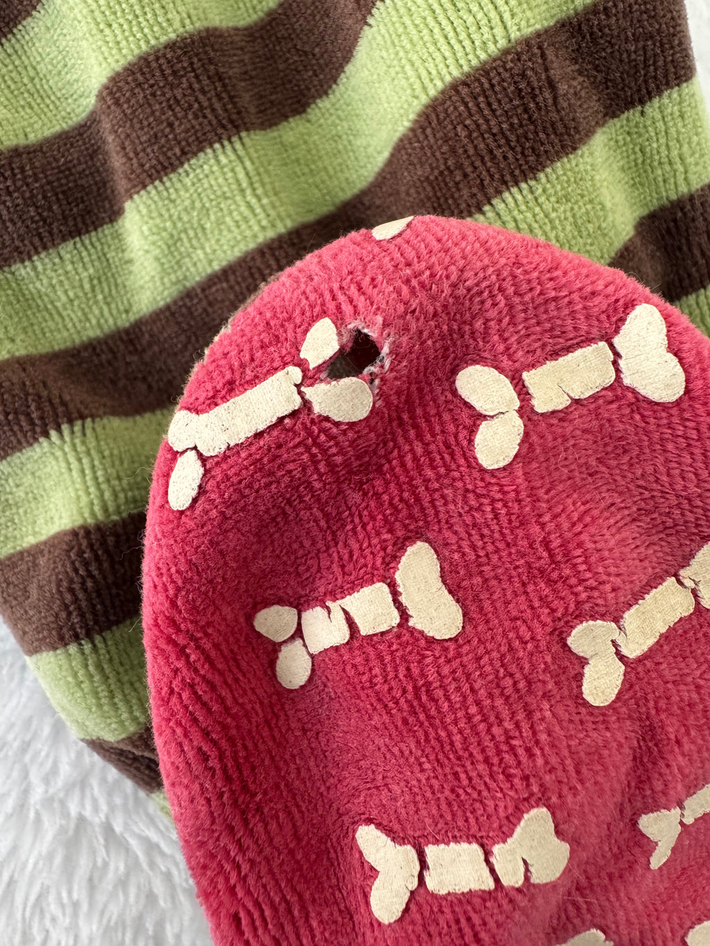 Clément 24 mois *velour, petit trou au pied