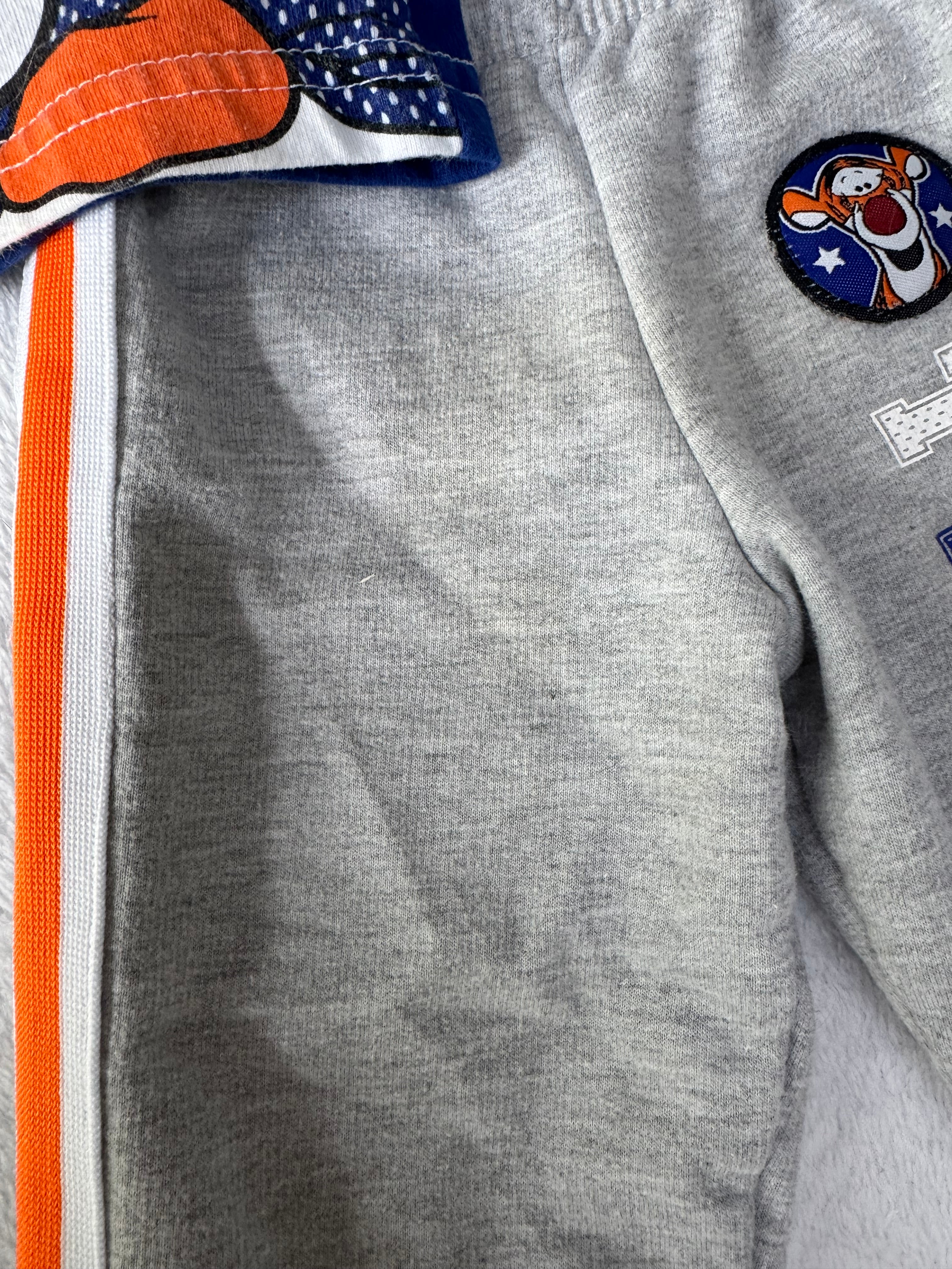 Disney baby 0-3 mois *petite tache sur pantalon, un peu mousseux