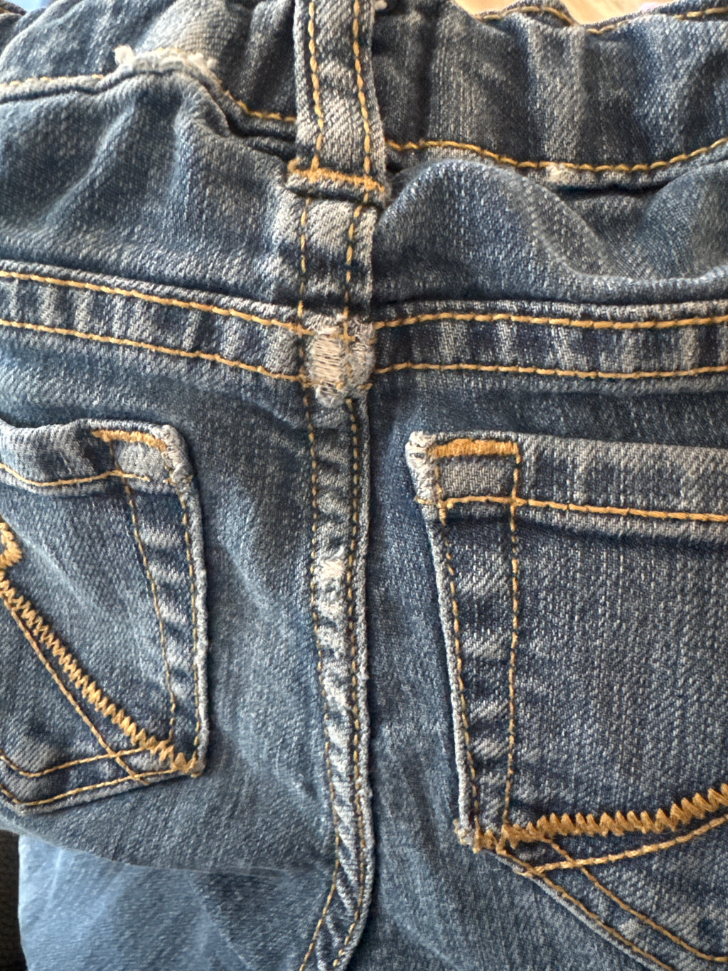 Childrens place 18-24 mois *signes d’usures, poche 🤎 taille ajustable