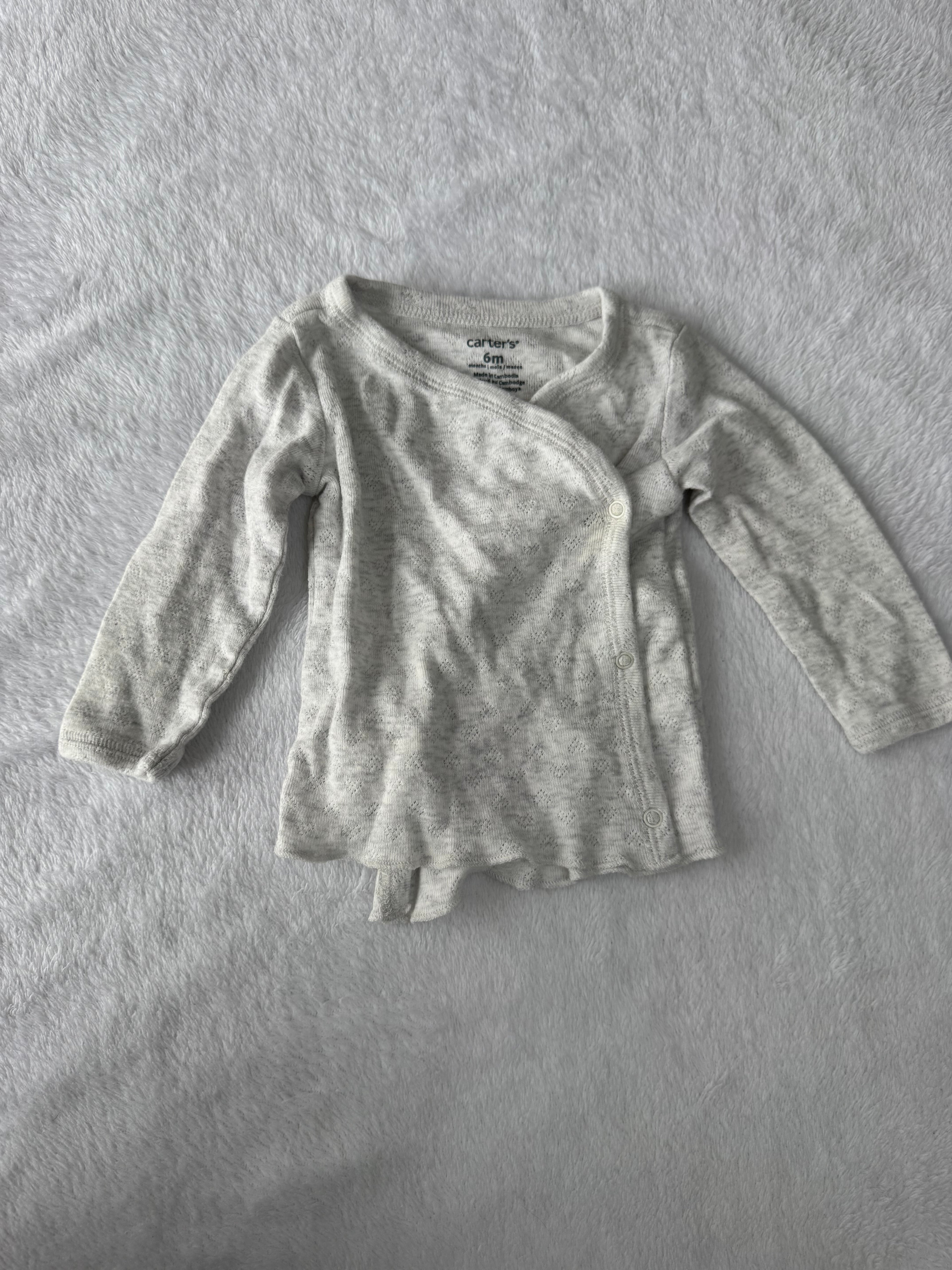 Carters 6 mois *bouton jauni et petites taches