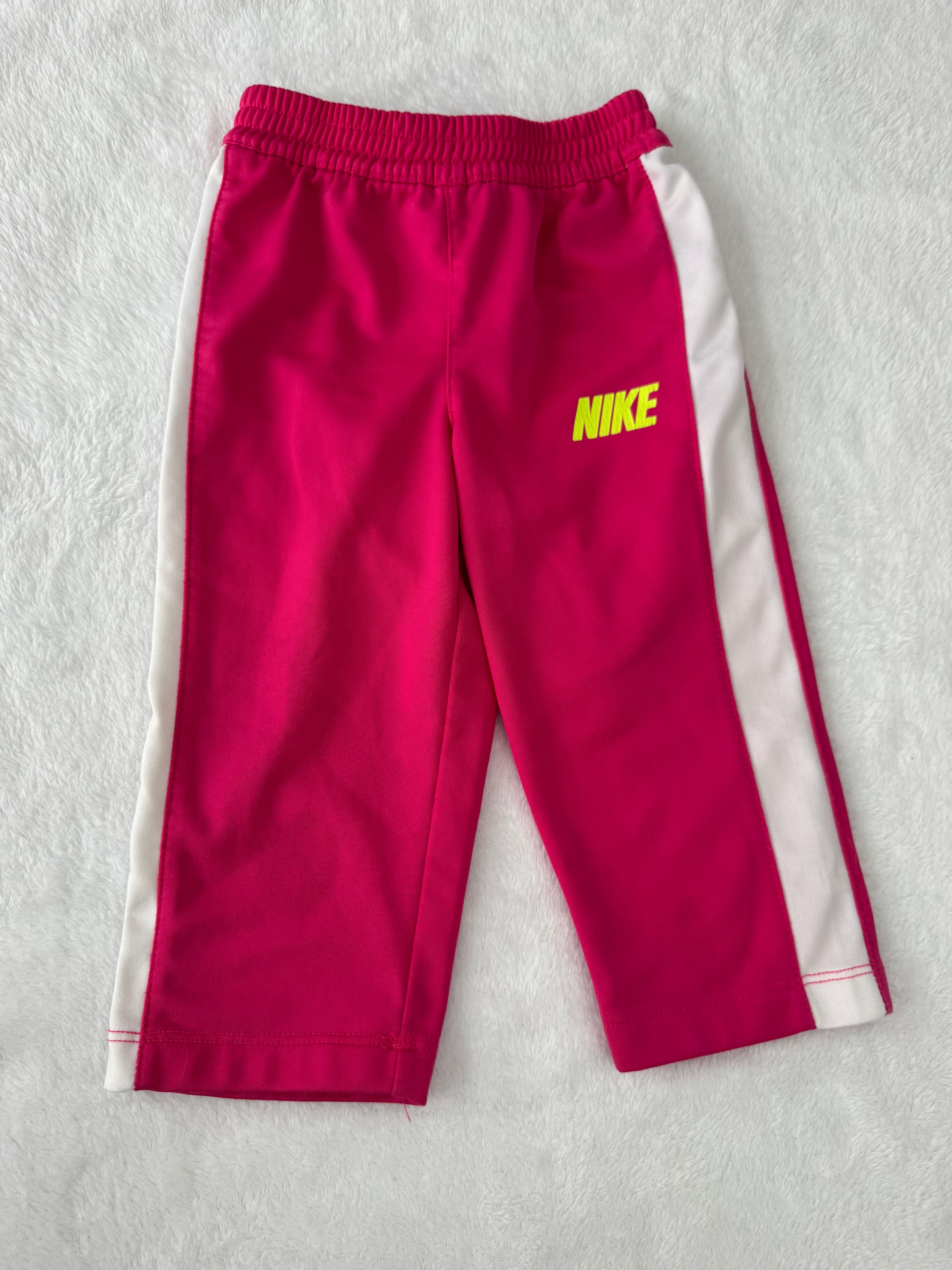 Nike 18 mois * « Nike » craquelé, un peu mousseux
