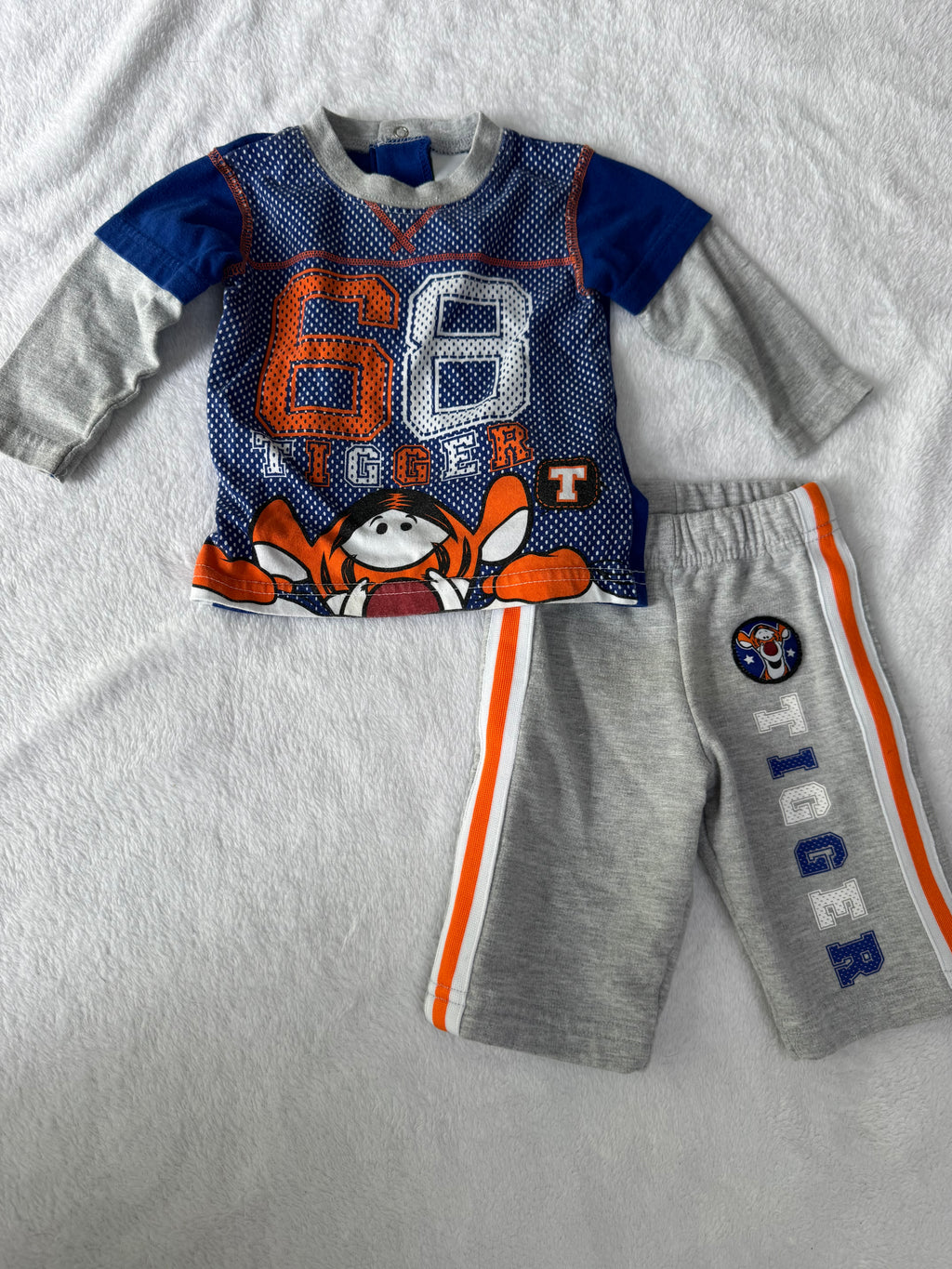 Disney baby 0-3 mois *petite tache sur pantalon, un peu mousseux