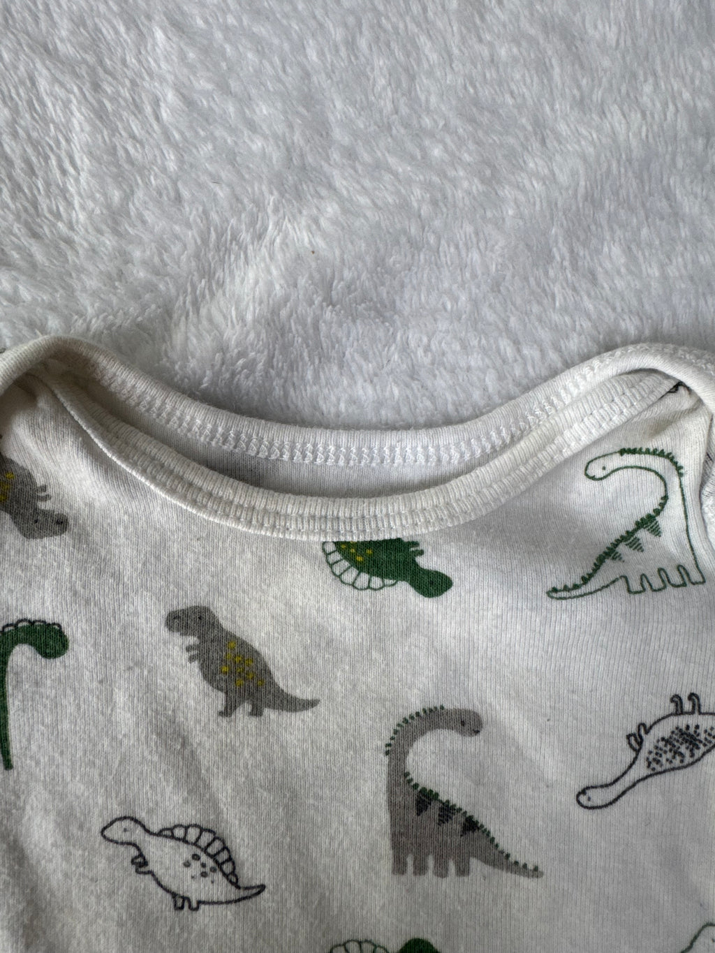 Carters 0-3 mois *col jauni, un peu mousseux