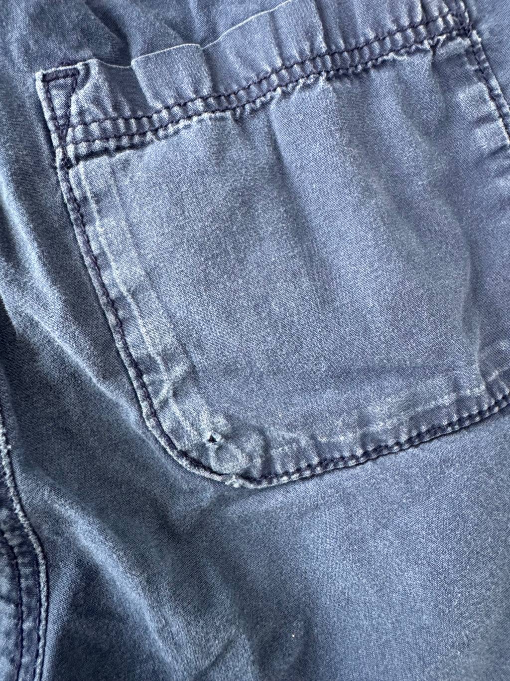 H&M 5-6 ans *mini trou poche arrière, un peu délavé