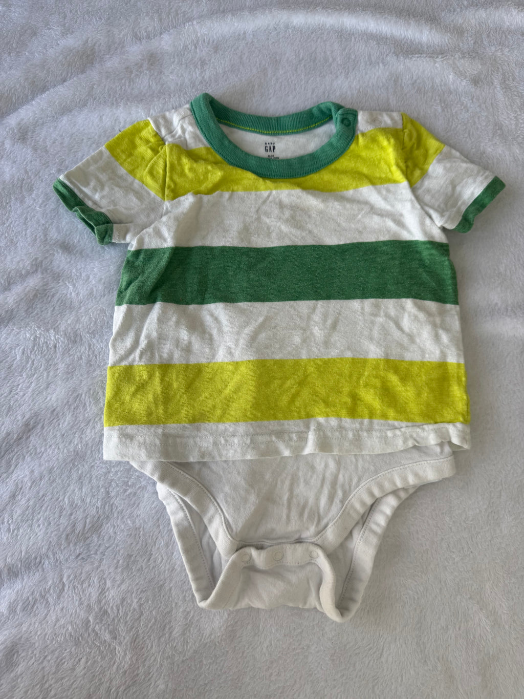 Baby gap 6-12 mois *petites taches et un peu mousseux