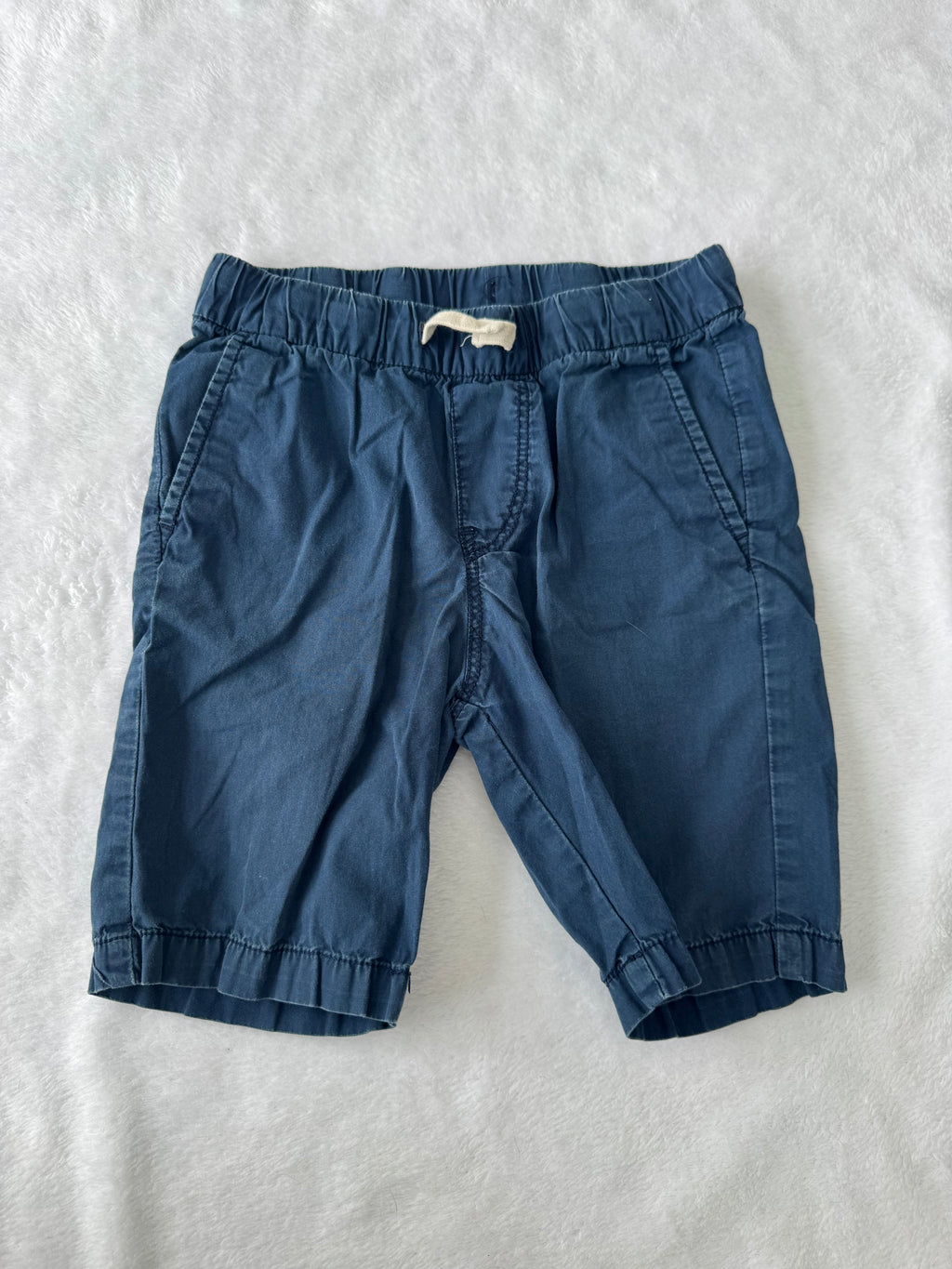 H&M 5-6 ans *mini trou poche arrière, un peu délavé
