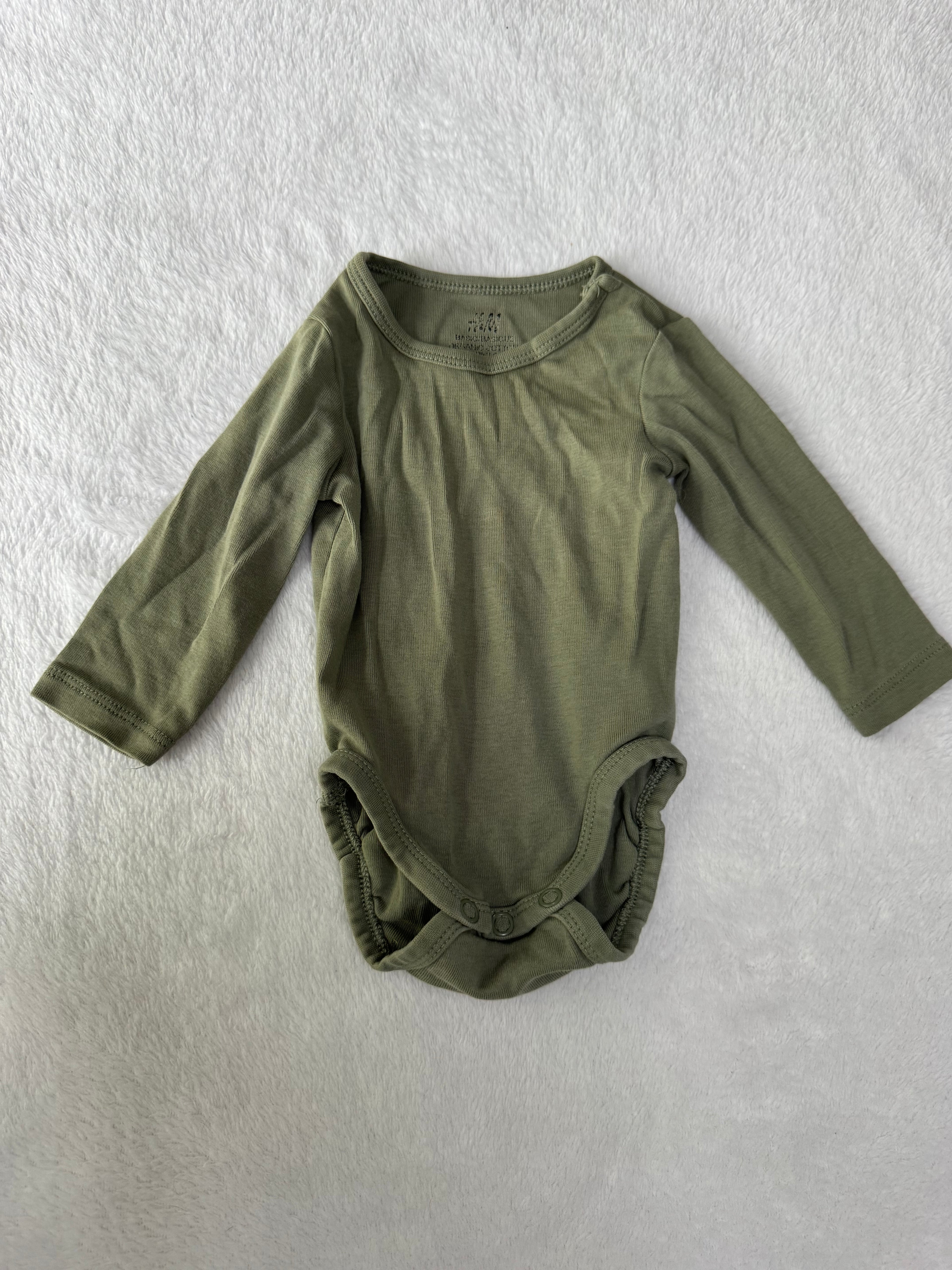 H&M 2-4 mois *mini trou