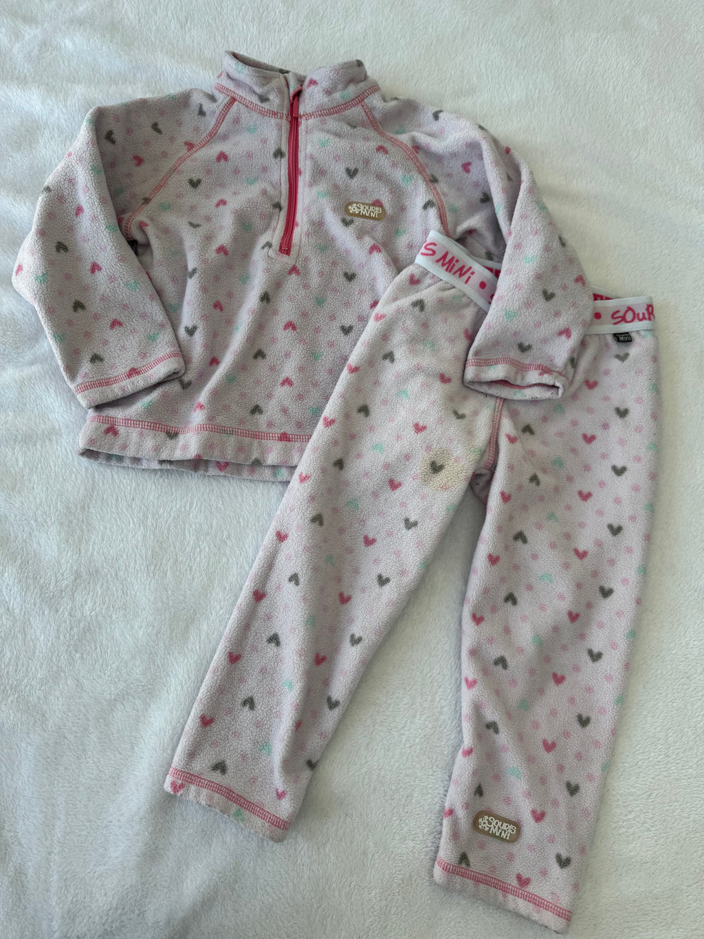 Souris Mini 2 ans *mousseux, tache sur pantalon