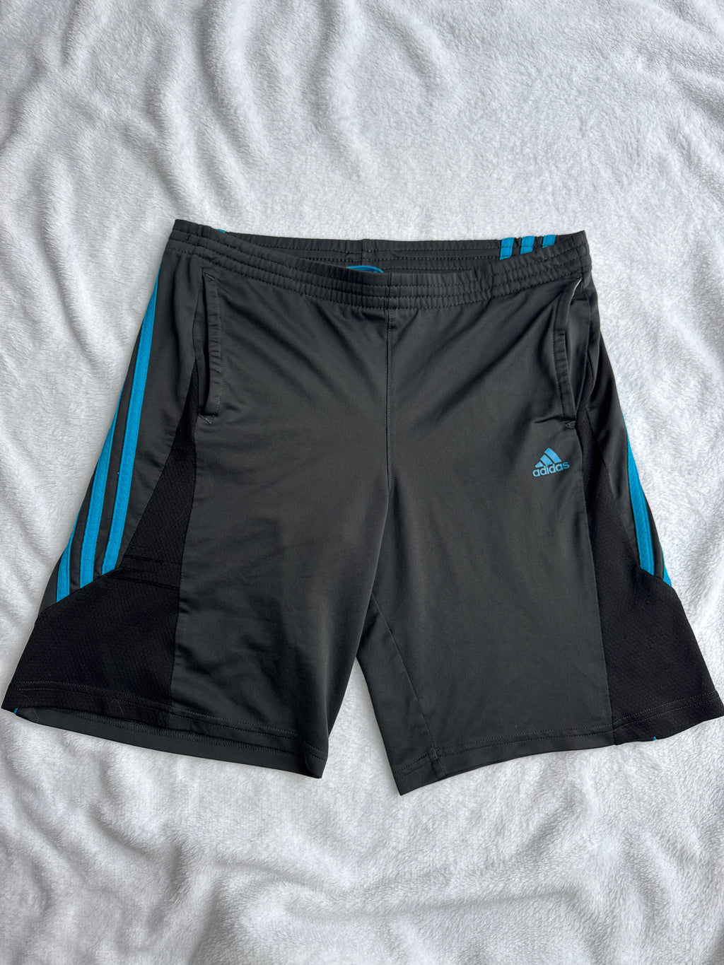 Adidas M (11-12) *un peu mousseux et fibre tiré