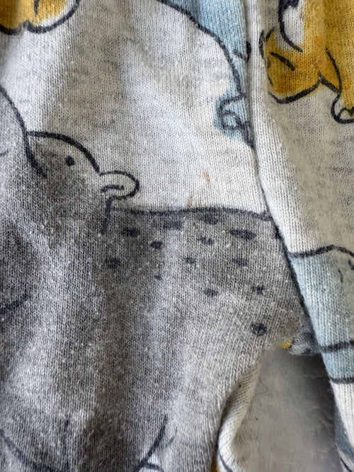 Carters 6-9 mois *mini tache et un peu mousseux