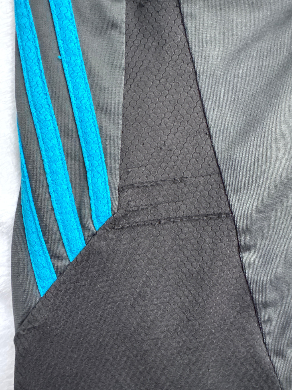 Adidas M (11-12) *un peu mousseux et fibre tiré