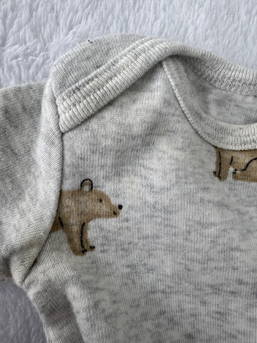 Child of mine nouveau-né *petites taches sur chandail et cache couche